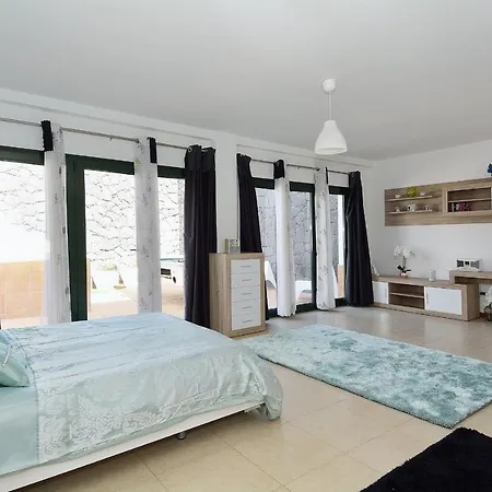 Casa Lottie - 5 Bed Private Pool Lanzarote וילה