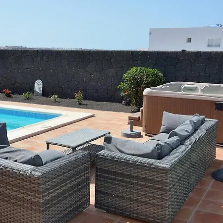 Casa Lottie - 5 Bed Private Pool Lanzarote וילה פלאיה בלנקה